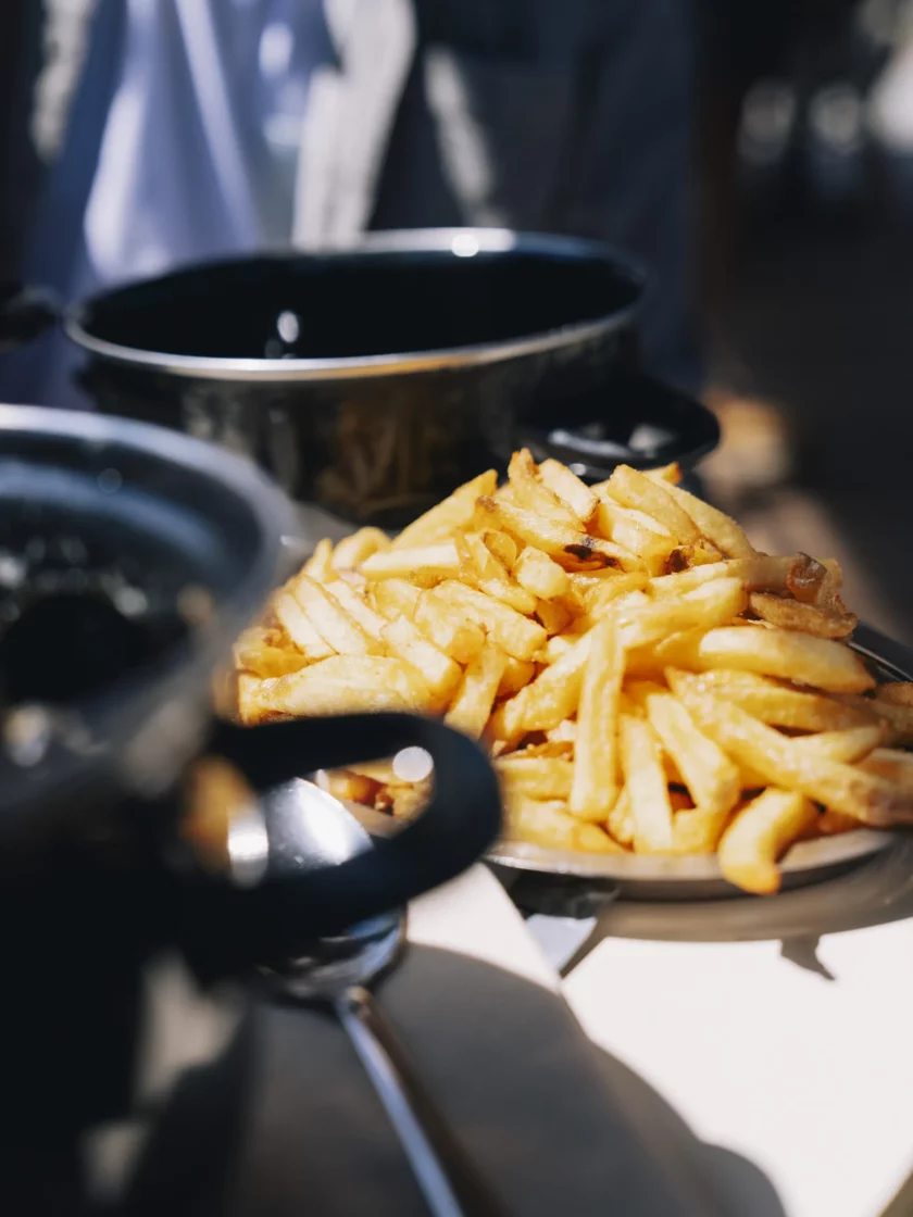 montagne de frites fraîches fait maison