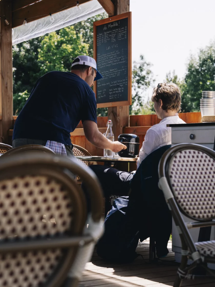 Service table terrasse restaurant La Moulette Verdon sur Mer